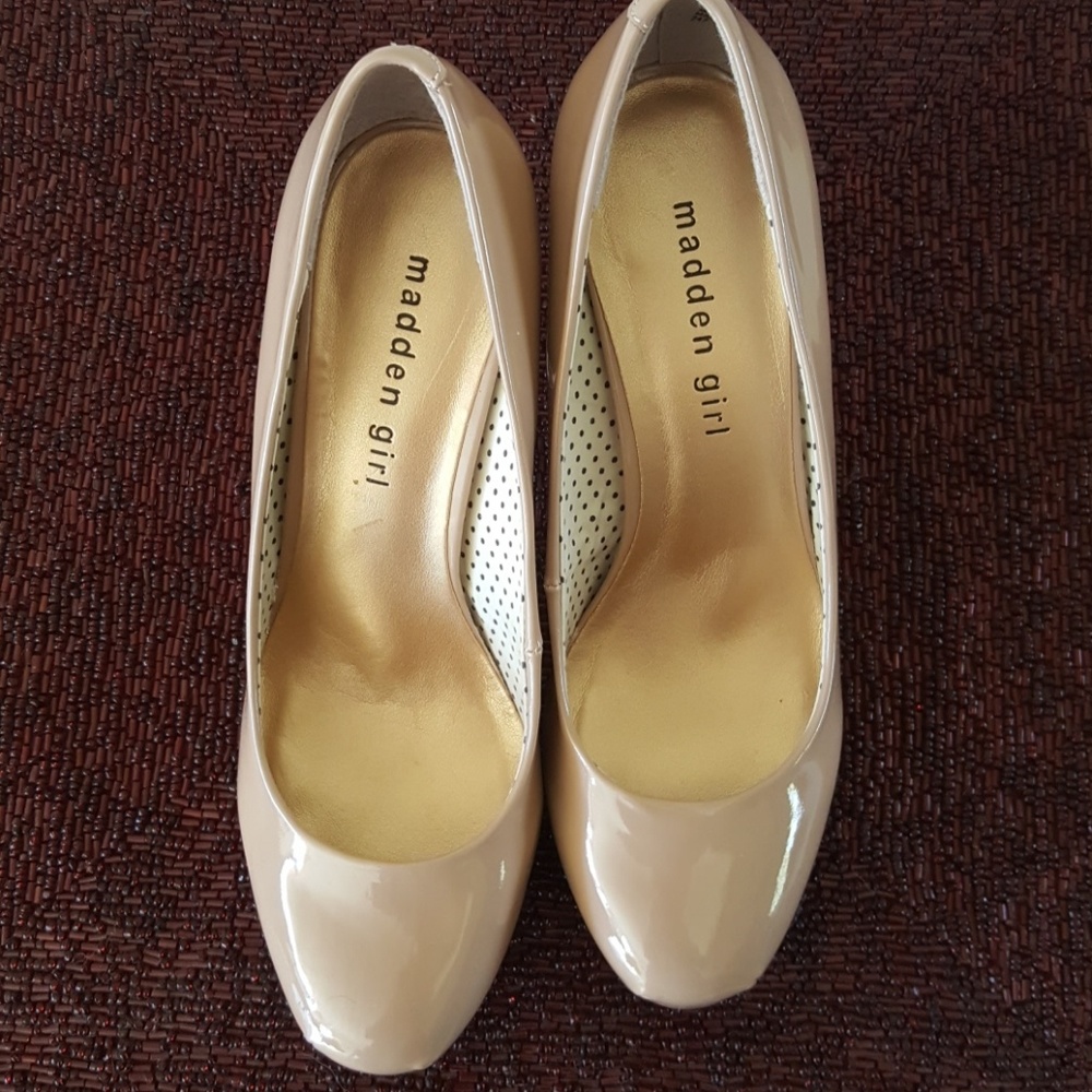 Tan/Nude patent pumps